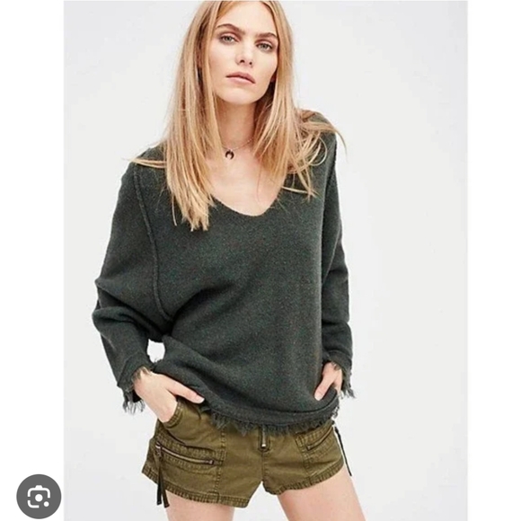 🖤 $188 Free People Oversized Fringe Trim Sweater - Picture 1 of 4